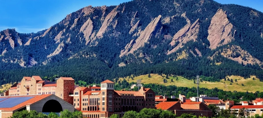 A view of the Flatirons from the CU Boulder campus.